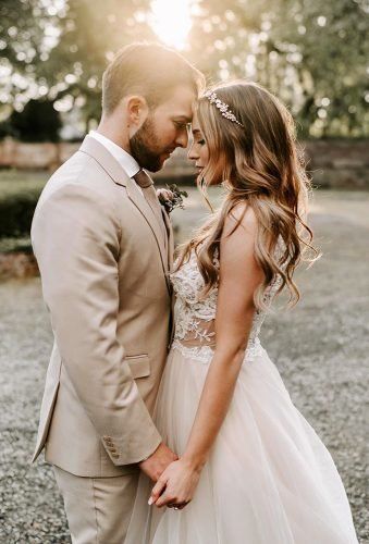 Gorgeous Cute Wedding Photos Bride And Groom � cute wedding photos tender sunset photo brigittefoysi Cute Wedding Photos, Pose Pengantin, Bride Groom Poses, Wedding Portrait Poses, Wedding Photography Bride, Wedding Picture Poses, Pose Fotografi, Wedding Couple Poses Photography, Cute Wedding