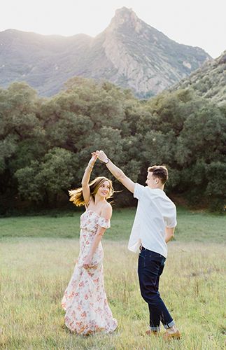 Laid Back California Engagement Photos in the Venice Canals - Inspired By This Boho Engagement Photos, Creative Engagement Photo, Wedding Fotos, Image Couple, California Engagement Photos, Fun Engagement Photos, Engagement Pictures Poses, Venice Canals, Swing Dancing