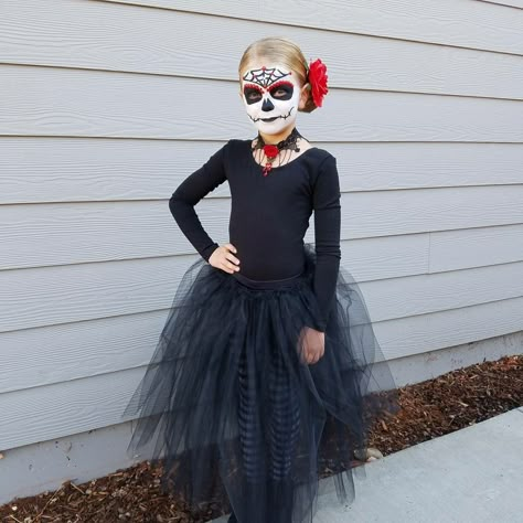 Day Of The Dead Kids Costume, Diy Sugar Skull Costume, Catrina Costume Kids, Kids Day Of The Dead Outfit, Maquillaje Halloween Infantil, Sugar Skull Costume Outfit Diy, Candy Skull Costume Ideas, Sugar Skull Halloween Costume, Unicorn Makeup Halloween