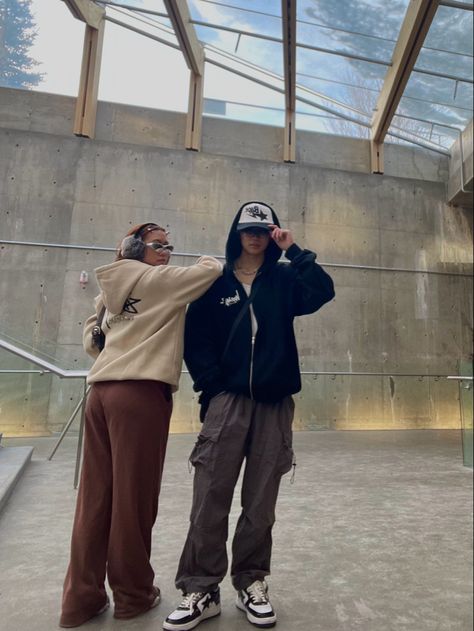 Streetwear Duo Poses, Two People Photo Poses, Duo Poses For Pictures Instagram, Photoshoot Ideas Duo, Duo Instagram Pictures, Pose Ideas Duo, Cool Duo Poses, Duo Picture Poses, Rave Poses