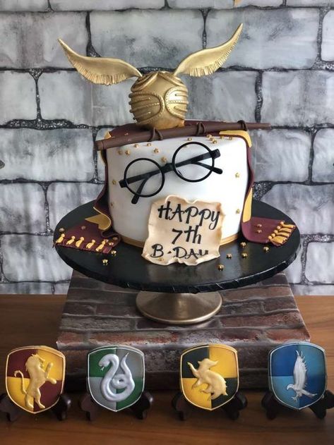 The birthday cake at this Harry Potter Birthday Party is so impressive!! See more party ideas and share yours at CatchMyparty.com #catchmyparty #partyideas #harrypotterparty  #harrypotterbirthdaycake #harrypottercookies Tort Harry Potter, Gateau Harry Potter, Harry Potter Motto Party, Harry Potter Cakes, Harry Potter Theme Birthday, Party Harry Potter, Cumpleaños Harry Potter, Harry Potter Birthday Cake, Glume Harry Potter