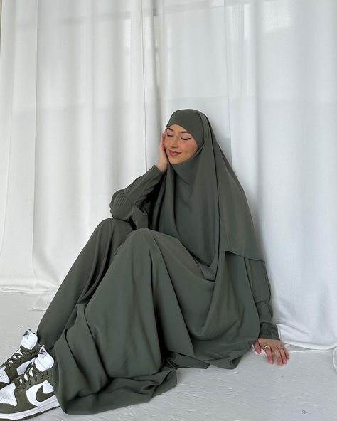 Single Pose, Hijab Stile, Islamic Modest Fashion, Daily Fits, Hijabi Fits, Stile Hijab, Outfit 2023, Niqab Fashion, Eid Outfit