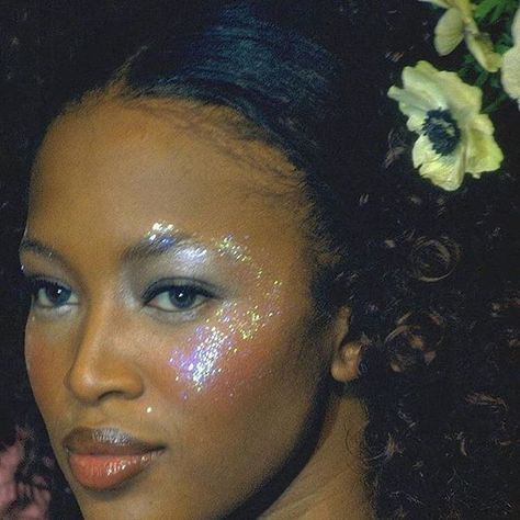 Matte Make Up, Flowers In Her Hair, Mermaid Aesthetic, Mermaid Makeup, Glitter Makeup, Editorial Makeup, Festival Looks, Naomi Campbell, Pretty Makeup