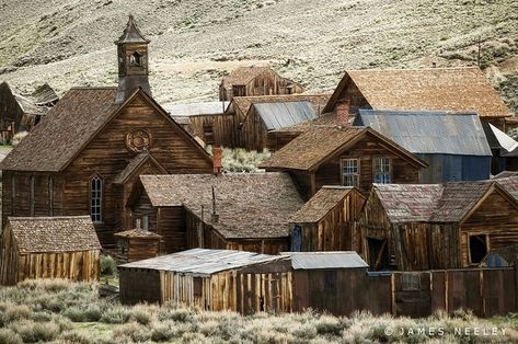 *🇺🇸 The ghost town of Bodie (California) by James Neeley 🏙 Mar-26-2022 Cortez Colorado, Travel Aesthetic Outfits, Bodie California, Mammoth Lakes California, Abandoned Town, Lake Trip, Old Stuff, Mammoth Lakes, Vernacular Architecture