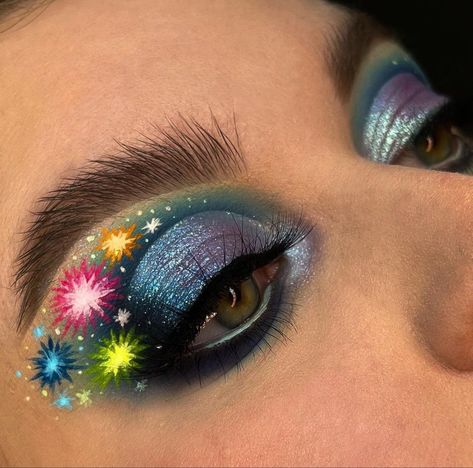 Fourth Of July Eye Makeup, Firework Makeup Look, Firework Eye Makeup, Firework Eyeliner, 4 Of July Makeup Ideas, New Years Makeup Ideas Creative, Fourth Of July Makeup Looks, Fourth Of July Makeup Ideas, New Year Eye Makeup