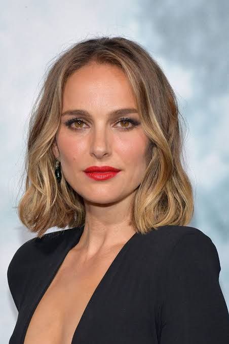 Natalie Portman Long Hair, Natalie Portman Hair Color, Natalie Portman Hairstyles, Natalie Portman Makeup, Natalie Portman Hair, Retro Ponytail, 90s Haircuts, Medium Length Bobs, Red Carpet Hair