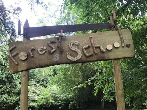 Forest School Eyfs Areas, School Outdoor Area, School Outdoor Classroom, Nature Kindergarten, Outdoor Preschool, Forest Classroom, Forest School Ideas, Forest School Activities, Outdoor Play Spaces