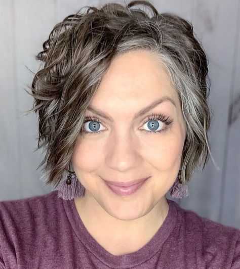 Transitioning to Gray Hair 101, NEW Ways to Go Gray in 2020 - Hair Adviser Hair Going Grey, Natural White Hair, Blue Grey Hair, Grey Hairstyles, Grey Hair Care, Gray Hairstyles, Hair 101, Going Grey, Grey Hair Inspiration