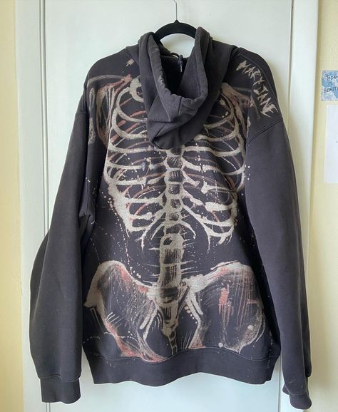 jane 🐉 on Instagram: “🚨🚨UPDATE : SOLD OUT!!!🚨🚨🚨 BLEACH SKELETON DESIGN Link on story to order!! SHIPPING : Shipping should take up to about a week or two…” Bleach Hoodie Designs Skeleton, Bleach Printed Shirts, Skeleton Shirt Design, Bleach Hoodie Designs Diy, Painted Bleach Hoodie, Skeleton Bleach Shirt, Bleached Skeleton Hoodie, Bleach Skeleton Shirt, Bleached Hoodie Diy