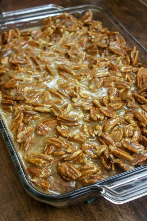 Pecan pie brownies are a delicious and decadent dessert. The easy homemade recipe features fudgy chocolate brownies topped with candied pecan pie. Brownie Vegan, Pecan Pie Brownies, Cookie Dough Cake, Pie Brownies, Torte Cupcake, Vegan Brownie, Pie Tops, Pecan Recipes, Köstliche Desserts