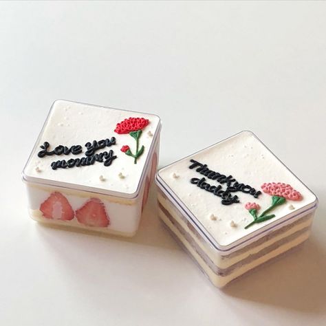 Cake Box Korea, Mini Pastelitos, Cake Squares, Cute Bakery, Ice Cream Bites, Cake Decorating For Beginners, Korean Cake, Dessert Gifts, Dessert Packaging