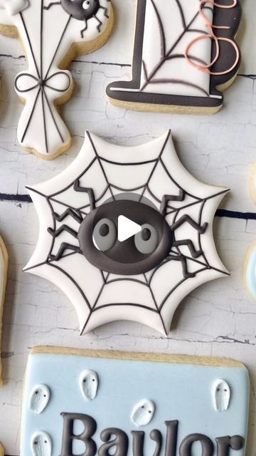 Spider Cookies Royal Icing, Spider Sugar Cookies Halloween, Spider Web Sugar Cookies, Spider Web Cookies Decorated, Easy Halloween Cookies Royal Icing, Bat Sugar Cookies Decorated, Spooky Sugar Cookies, Spider Cookies Decorated, Halloween Sugar Cookie Ideas