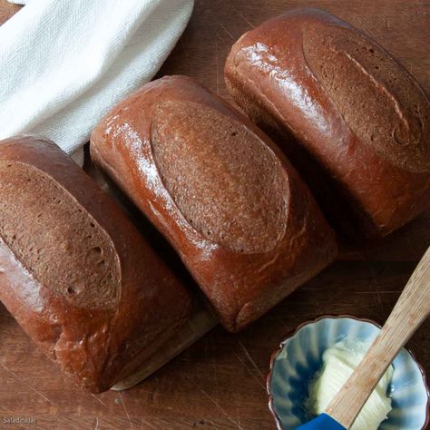 Bread Machine Outback Bread, Bread Machine Brown Bread, Outback Bread Recipe For Bread Machine, Best Bread Machine Recipes, Outback Bread, Steakhouse Bread, Cheesecake Factory Brown Bread, Easy Breads, Molasses Bread