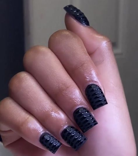 Dark Short Acrylic Nails Square, Short Black Croc Nails, Short Croc Acrylic Nails, Black Shortie Nails, Black And White Nails Black Women, Croc Nail Design Short Nails, Short Square Black Nails With Design, Short Croc Nail Design, Croc Short Nails