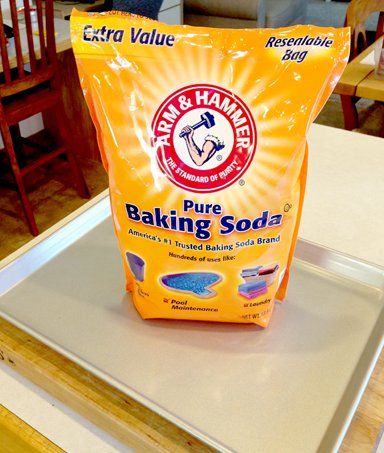 To make Washing soda: Grab a cookie sheet, spread a box (or a thick layer) of baking soda on it and stick it in the oven at 400 degrees for 1 hour. Baking Soda Face Scrub, Baking Soda Scrub, Pinterest Fail, Baking Soda Face, Homemade Moisturizer, Homemade Laundry Detergent, Homemade Laundry, Face Scrub Homemade, Washing Soda