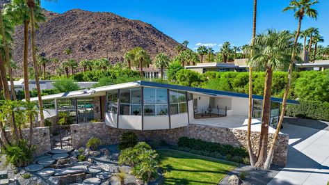 Elvis And Priscilla Presley, Palm Springs Homes, Mid Century Modern Palm Springs, Honeymoon House, Spring Architecture, Palm Springs Houses, Elvis Presley House, House Of Tomorrow, Palm Springs Aesthetic