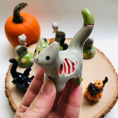 Steampunk Clay Ideas, Halloween Clay Art, Studio Mimmi, Halloween Pottery, Ceramica Ideas, Zombie Cat, Halloween Clay, Clay Works, Clay Sculptures