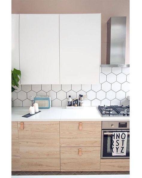 Honeycomb Backsplash, Interior Design Kitchen Contemporary, Ideas Cocina, White Kitchen Tiles, Ikea Kitchen Design, Kitchen Backsplash Ideas, Hexagon Tile, Kitchen Details, Small Kitchens