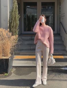 Pink Sweater Winter Outfit, Pink Dress Street Style, Casual Day Outfits Winter, School Outfits Streetwear, Korea Winter Fashion, City Girl Outfits, Outfits Sweater Vest, Sweater Vest Outfits, Easy Pose Ideas