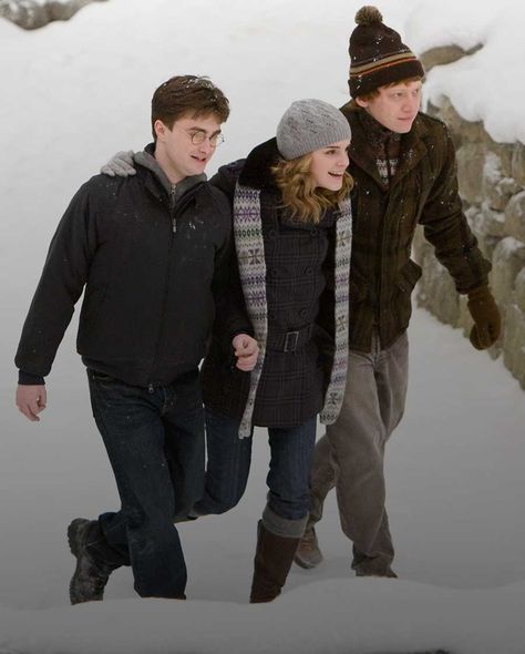 [Wizarding World] Some Harry Potter Book Quotes That Celebrate Winter Harry Potter Book Quotes, Harry Potter Ron And Hermione, Harry Potter Ron, Weasley Twins, Ron And Hermione, Golden Trio, Harry Potter Actors, Harry Potter Christmas, Harry Potter Cast