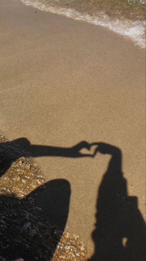 Heart In Sand Aesthetic, Romantic Beach Aesthetic, Sand Heart Aesthetic, Pinterest Couple, Catfish Pics, Midnights Aesthetic, Vacation Greece, Shadow Aesthetic, Couple Shadow