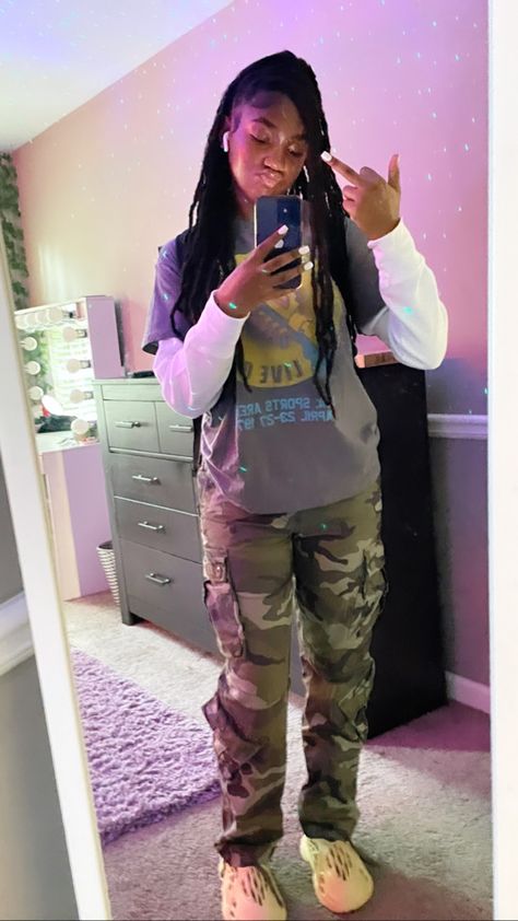 Outfits With Camo Cargo Pants, Camo Pants Outfit, Outfit Info, Fly Girls, Colorful Things, Baggy Shirt, Outfits Baggy, Camo Cargo Pants, Tomboy Style Outfits