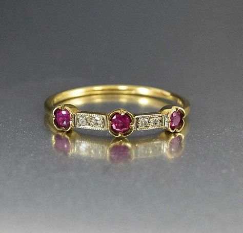 Cocktail Ring Designs, Antique Jewellery Online, Vintage Jewelry Antique, Red Ring, Diamond Band Ring, Historical Jewellery, Gold Rings Jewelry, Jewelry Antique, Classic Engagement Rings