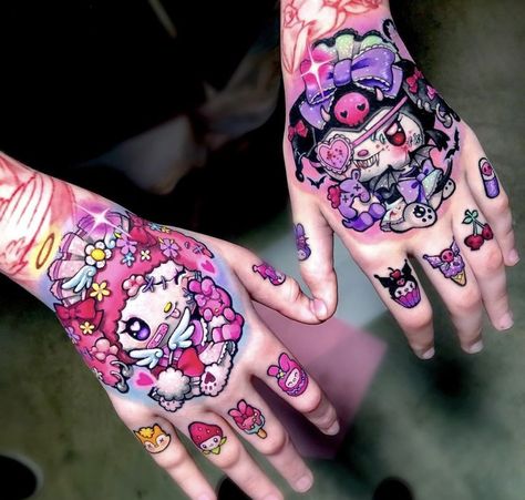 Cute Hand Tattoo, Laura Anunnaki, Herren Hand Tattoos, Colorful Tattoos, Hello Kitty Tattoos, Sharpie Tattoos, Kawaii Tattoo, Cute Little Tattoos, Cute Tiny Tattoos