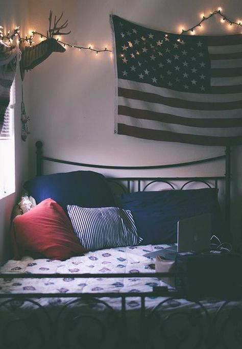 College Dorm Room With American Flag Display American Flag Bedroom, Indie Bedroom Ideas, Indie Room Ideas, Indie Bedroom, Western Bedroom Decor, Western Rooms, Dorm Room Designs, Indie Room, Country Bedroom