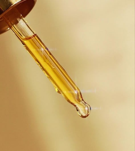 Skin Oil Photography, Skin Oil Aesthetic, Facial Oil Aesthetic, Facial Oil Photography, Hair Oil Business Aesthetic, Body Oil Photoshoot, Hair Oil Product Photography, Body Oil Aesthetic, Diy Facial Oil