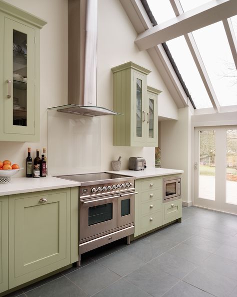 Harvey Jones Shaker kitchen handpainted in Farrow & Ball Cooking Apple Green with composite 'Chalk White' worktop Apple Green Kitchen, Sage Bathroom, Green Shaker Kitchen, Sage Kitchen, Slate Floor, Kitchen Cabinet Trends, Shaker Kitchens, Kitchen Colours, Bespoke Kitchen Design