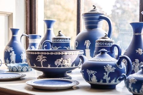 Collecting Wedgwood Jasperware - Homes and Antiques Jasperware Wedgewood, Green Tableware, Hobnail Glassware, Wedgewood China, White Tablecloth, Wedgwood Jasperware, Classical Antiquity, White Table Cloth, Flow Blue