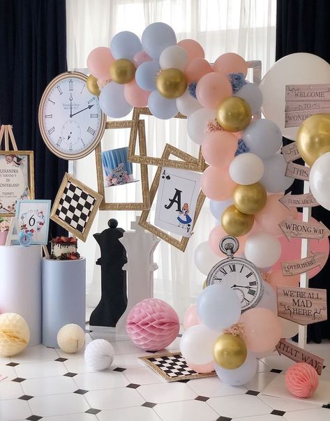 Wonderland Party Theme, Deco Disney, Wonderland Party Decorations, Alice In Wonderland Decorations, Alice In Wonderland Tea Party Birthday, 1st Birthday Girl Decorations, Onederland Birthday Party, 1st Birthday Party For Girls, Alice Tea Party