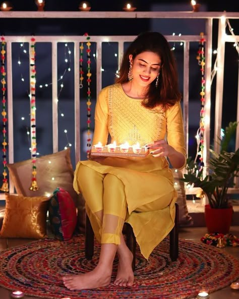 Diwali Photo Ideas For Women Creative, Diwali Poses For Women Aesthetic, Diwali Photoshoot Ideas For Women, Diwali Photography Poses For Women, Festive Photo Ideas, Diwali Photography Poses For Couple, Diwali Poses For Women, Diwali Photography Ideas, Transparent Saree Blouse