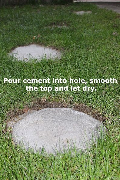 Pour cement into hole smooth the top and let dry and  why stick to round! Make Stepping Stones, Beach Landscaping, Garden Scapes, Yard Path, Stepping Stone Walkways, Concrete Creations, Dark Garden, Concrete Stepping Stones, Stepping Stones Diy