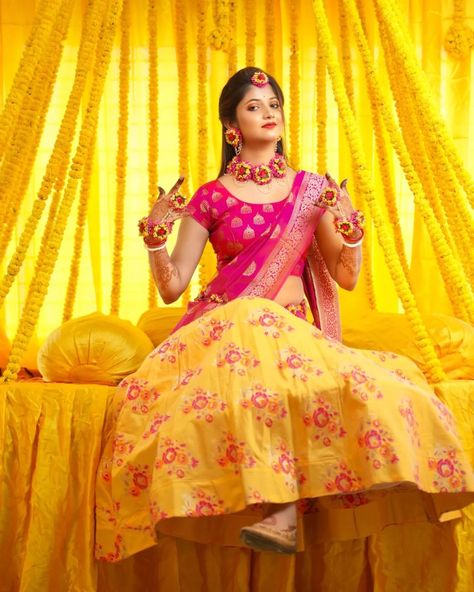 Indian Haldi Ceremony Dresses, Haldi Dress For Bride Indian, Haldi Ceremony Outfit For Men, Haldi Dress For Bride, Haldi Look For Bride, Haldi Poses For Bride, Haldi Outfit For Bride, Haldi Photoshoot, Haldi Ceremony Outfit