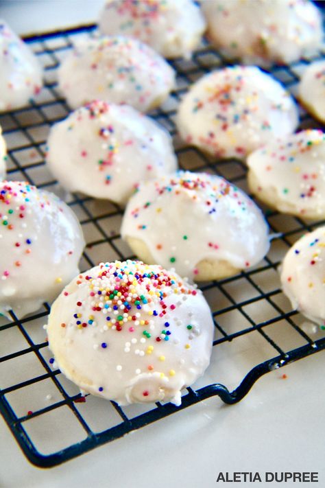 Anisette Cookies Italian, Angeletti Cookies Recipe, Bone Cookies, Anisette Cookies, Cookies Italian, Italian Wedding Cookies, Italian Christmas Cookies, White Cookie, Holiday Party Foods