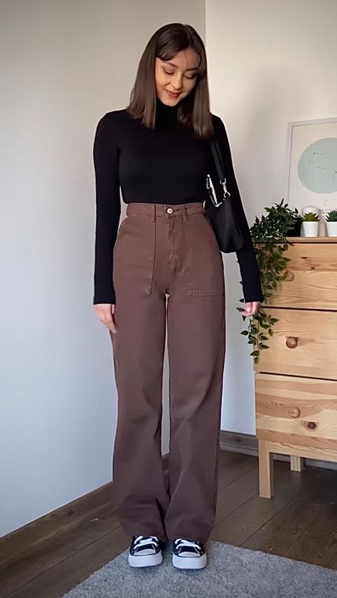 Simple Wide Leg Pants Outfit, Brown Jeans Winter Outfit, Brown Jeans Outfit Ideas, Jeans Cafe Outfit, Casual Cafe Outfit, Brown Jeans Outfit Winter, Outfit Con Pantalon Cafe, Brown Flare Jeans Outfit, How To Style Brown Jeans