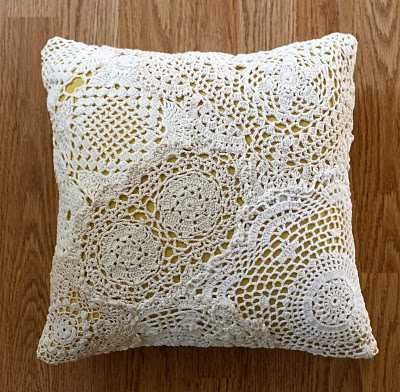 Smile and Wave has a tutorial for this great doily pillow! Doily Art, Doilies Crafts, Lace Pillow, Smile And Wave, Lace Crafts, Pillow Tutorial, Crochet Pillows, Pretty Pillow, Crochet Cushions