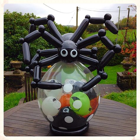 Halloween spider www.balloonblooms.co.uk Diy Spider Balloon, Halloween Balloon Bouquet, Spider Web Balloons, Ballon Spider, Spider Balloon, Haloween Decoracion Balloon, Globos Halloween, Halloween Balloon Sculptures, Halloween Balloons Decorations