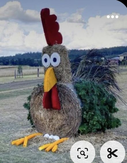 Hay Bale Art Round, Round Hay Bale Decorating Ideas Fall, Round Bale Decorating Ideas, Round Hay Bale Decorating Ideas, Hay Bale Christmas, Painted Hay Bale Ideas, Farm Christmas Decorations, Hay Bale Decorating Ideas, Decorated Hay Bales