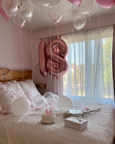 Room Filled With Balloons Birthday, Dorm Room Birthday Surprise, Bday Bedroom Decoration Ideas, 18th Birthday Bedroom Decorations, Aesthetic Birthday Room Decor, Birthday Dorm Decorations, 18th Birthday Room Surprise, 18th Birthday Room Decorations, Dorm Birthday Decorations