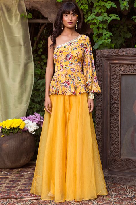 Featuring a yellow off shoulder peplum top in organza and crepe base with floral print. It is paired with matching palazzo pants.  FIT: Fitted at bust and waist. COMPOSITION: Organza, Crepe. CARE: Dry clean only. Mehndi Outfit Ideas For Bridesmaid, Dresses For Mehndi Function, Indo Western Dresses, Mehndi Function, Haldi Dress, Mehndi Outfit, Mehndi Outfits, Haldi Outfits, Haldi Outfit