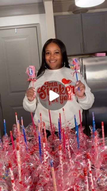 100K likes, 1,606 comments - iamkimberlynikole on January 10, 2024: "Alright I know I’ve been promising this video on the Valentine’s lollipop for over a week and..." Valentines School Ideas, Vday Diy, Valentine Day Craft, Valentine Gifts Diy, Valentine Lollipop, Valentines Candy Gifts, Cupid's Kiss, Diy Valentines Gift, Lollipops Diy