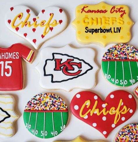 Chiefs Cookies Royal Icing, Kc Chiefs Sugar Cookies, Kc Chiefs Cookies Decorated, Chiefs Party Food, Taylor Swift Chiefs Cookies, Kansas City Chiefs Cookies Decorated, Kansas City Chiefs Sugar Cookies, Kansas City Chiefs Cupcakes, Chiefs Cookies Decorated