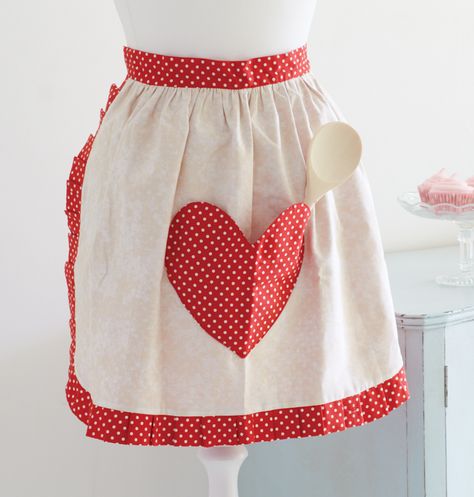 20 Tutorials For Easy Valentine’s Day Sewing Projects Sweetheart Apron, Valentine Projects, Homemade Valentines, Sewing Aprons, Sewing Projects For Kids, Sewing Class, St Valentin, Simple Valentine, Easy Sewing Projects