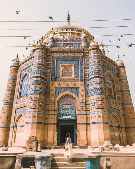 Karachi is the most popular city in Pakistan. It is also called the Gateway to Pakistan. It is also the most linguistically, ethnically, and religiously diverse city in Pakistan. (📸 landandmarks)  Read here to know the 12 Best Things To Do In Karachi, Pakistan Things To Do In Karachi, Multan Pakistan Aesthetic, Karachi Pakistan Aesthetic, Karachi Aesthetic, Pakistani Architecture, Places In Pakistan, Pakistan Aesthetic, Pakistan Pictures, Pakistan Culture