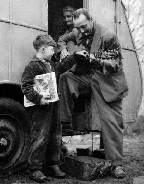 Django Reinhardt, Famous Guitars, Classic Jazz, Blues Musicians, Jazz Artists, Jazz Guitar, Rock N’roll, Jazz Musicians, Jazz Blues