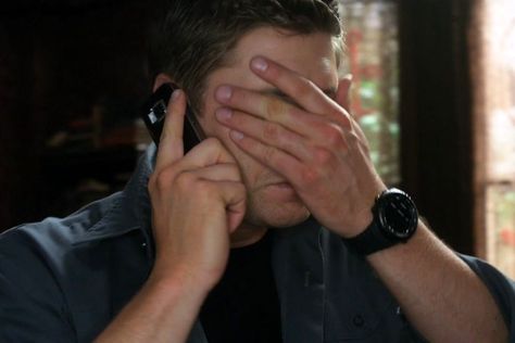 Dean with a phone... and a facepalm - 6x21 Let It Bleed Dean Winchester Hands, Jensen Ackles Hands, Fragile Sanctuary, Dean Winchester Sleep, Injured Dean Winchester, Let It Bleed, Dean Winchester Singing, Dean Winchester In Car, Jensen Ackles Playing Guitar