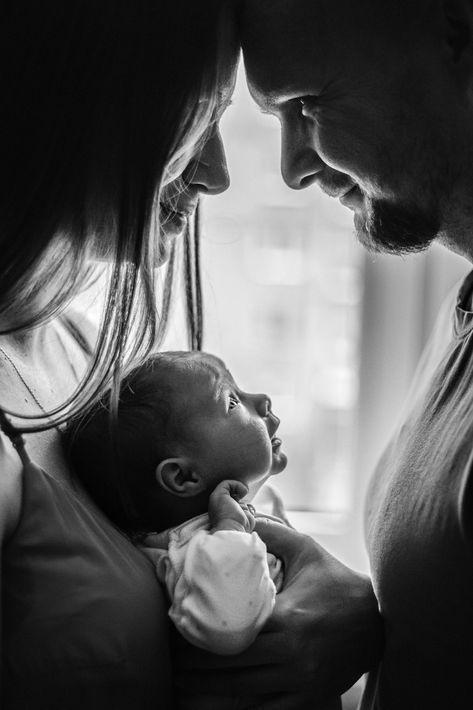 Summer Newborn Family Pictures, Parent And Newborn Pictures, Newborn Photo Family, Parents And Newborn Photography, Family Newborn Christmas Photos, Baby And Family Photoshoot, At Home Newborn Shoot, Black And White Newborn Photography, Mommy And Me Photo Shoot Newborn